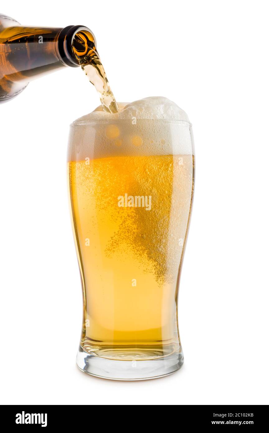 versare la birra bionda in vetro, isolata su sfondo bianco Foto Stock