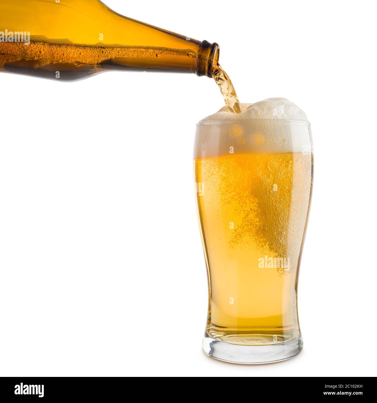 versare la birra bionda in vetro, isolata su sfondo bianco Foto Stock