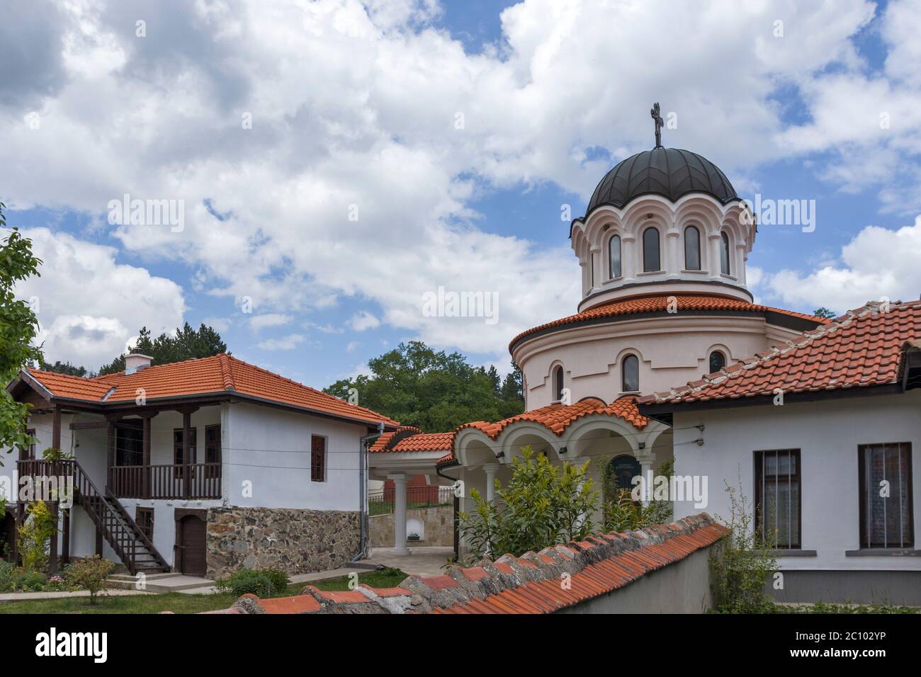 KLISURA, BULGARIA - 7 GIUGNO 2020: Monastero ortodosso di Klisura dedicato a Santa Parascheva al Monte Lyulin, Regione della città di Sofia, Bulgaria Foto Stock