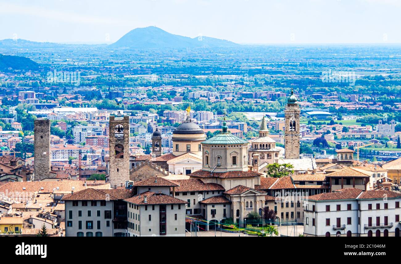 Vista dalle colline dei principali complessi religiosi di Bergamo alta, Bergamo, Lombardia, Italia, 09/05/2019 Foto Stock