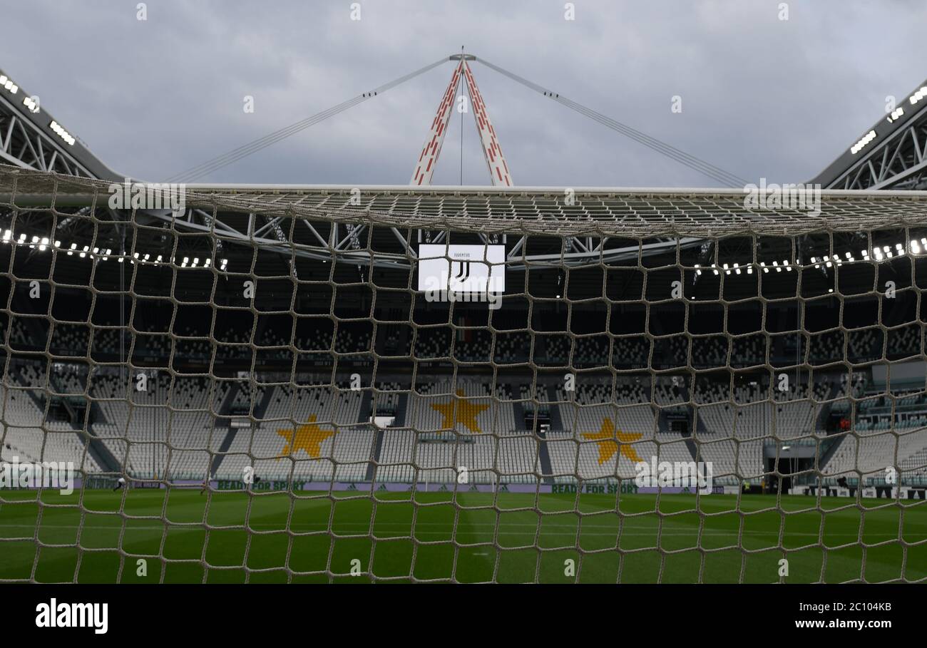 (200613) -- TORINO, 13 giugno 2020 (Xinhua) -- Foto scattata il 12 giugno 2020 mostra una visione generale dello stadio Allianz di Torino, prima della seconda tappa della partita di calcio semi-finale della Coppa Italia tra il FC Juventus e l'AC Milano. La partita si è conclusa con un sorteggio di 1-1 e Juventus è entrato in finale. Giocata in uno stadio vuoto, questa partita è stata la prima partita ufficiale di calcio dall'inizio della pandemia COVID-19 in Italia. (Piscina via Xinhua) Foto Stock