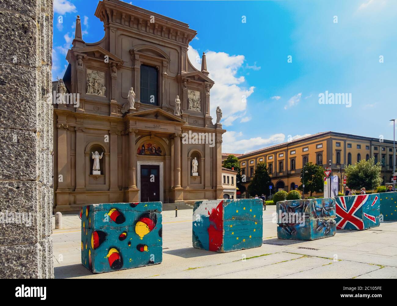 Chiesa dei Santi Bartolomeo e Stefano con colorati pilastri antiterrorismo, Bergamo, Lombardia, Italia, 16/08/2018 Foto Stock