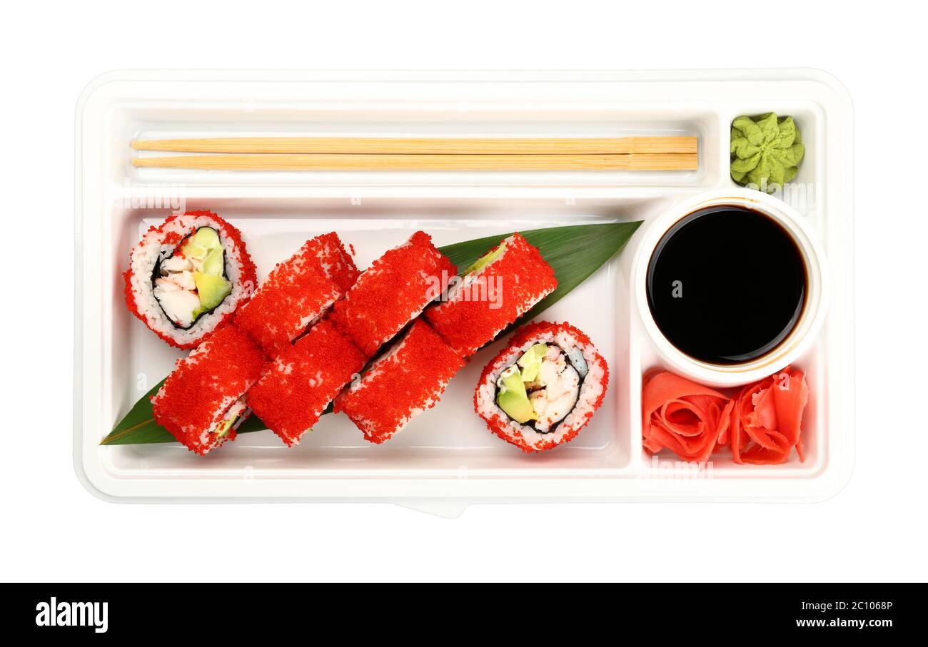 Primo piano con set da asporto di sushi di Boston o California con caviale tobiko rosso e carne di granchio in un vassoio di plastica monouso isolato su un dorso bianco Foto Stock