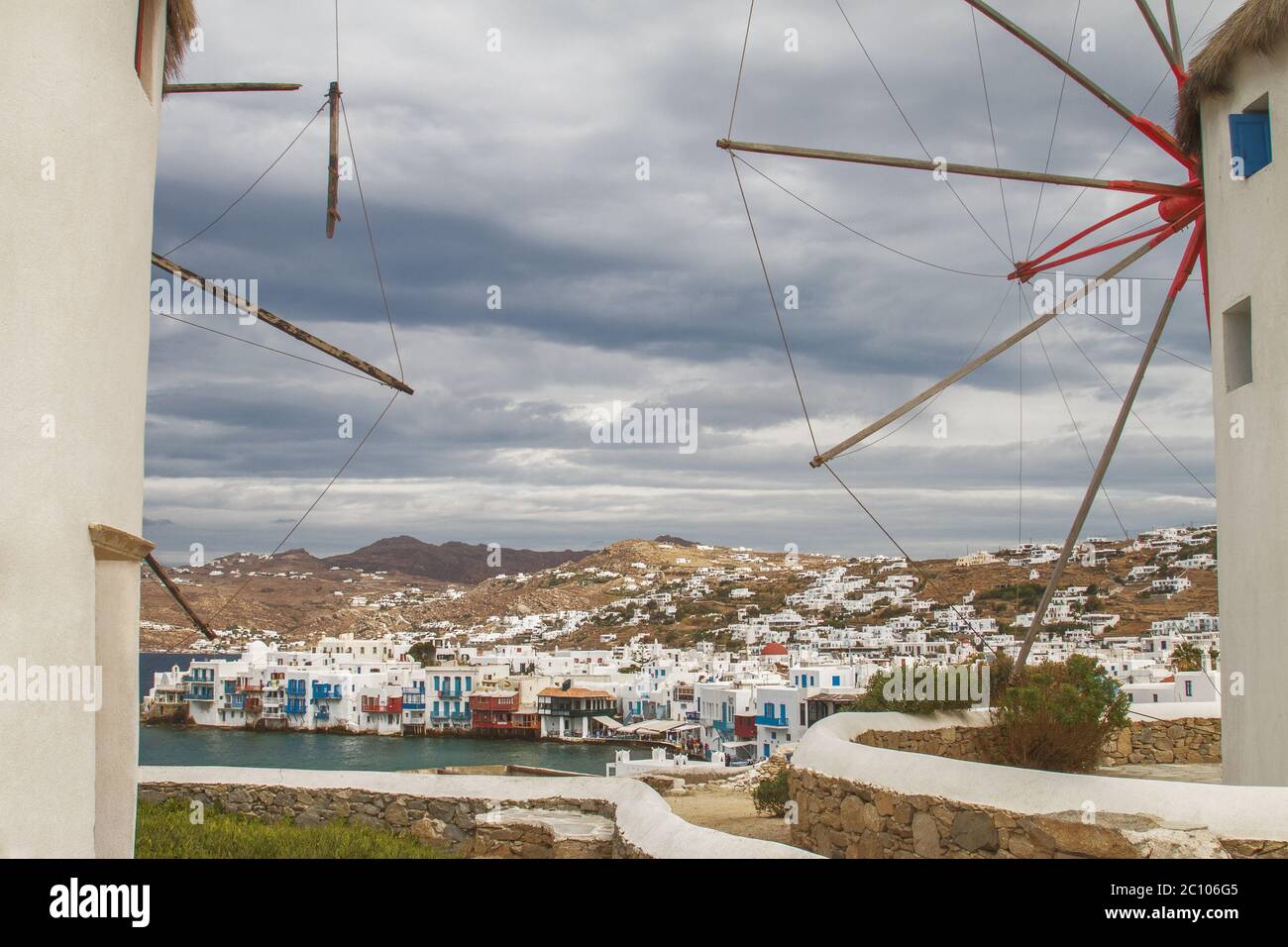 Mykonos in Grecia attraverso i suoi famosi mulini a vento Foto Stock