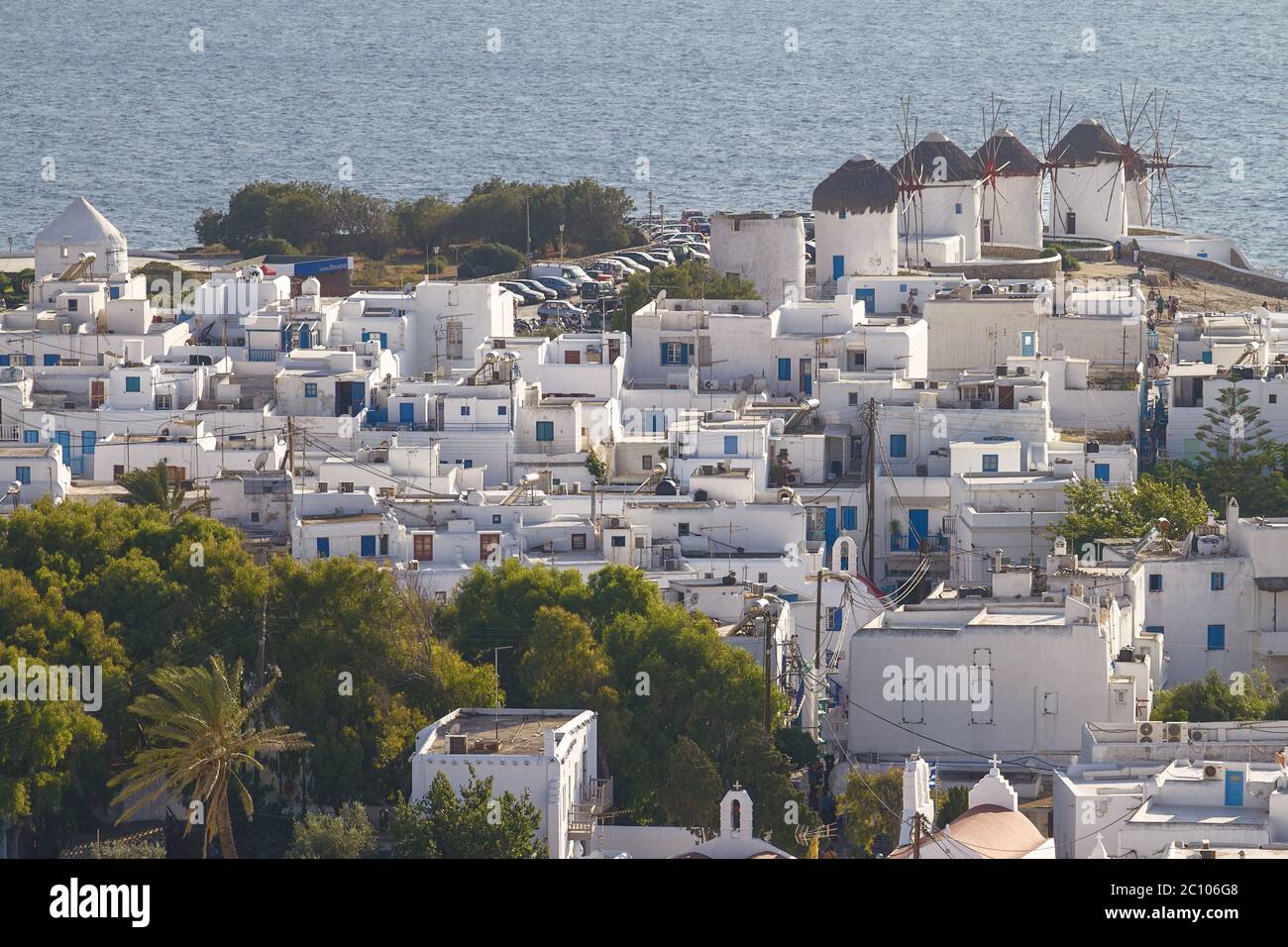 Mykonos Grecia con i suoi quattro famosi mulini a vento Foto Stock