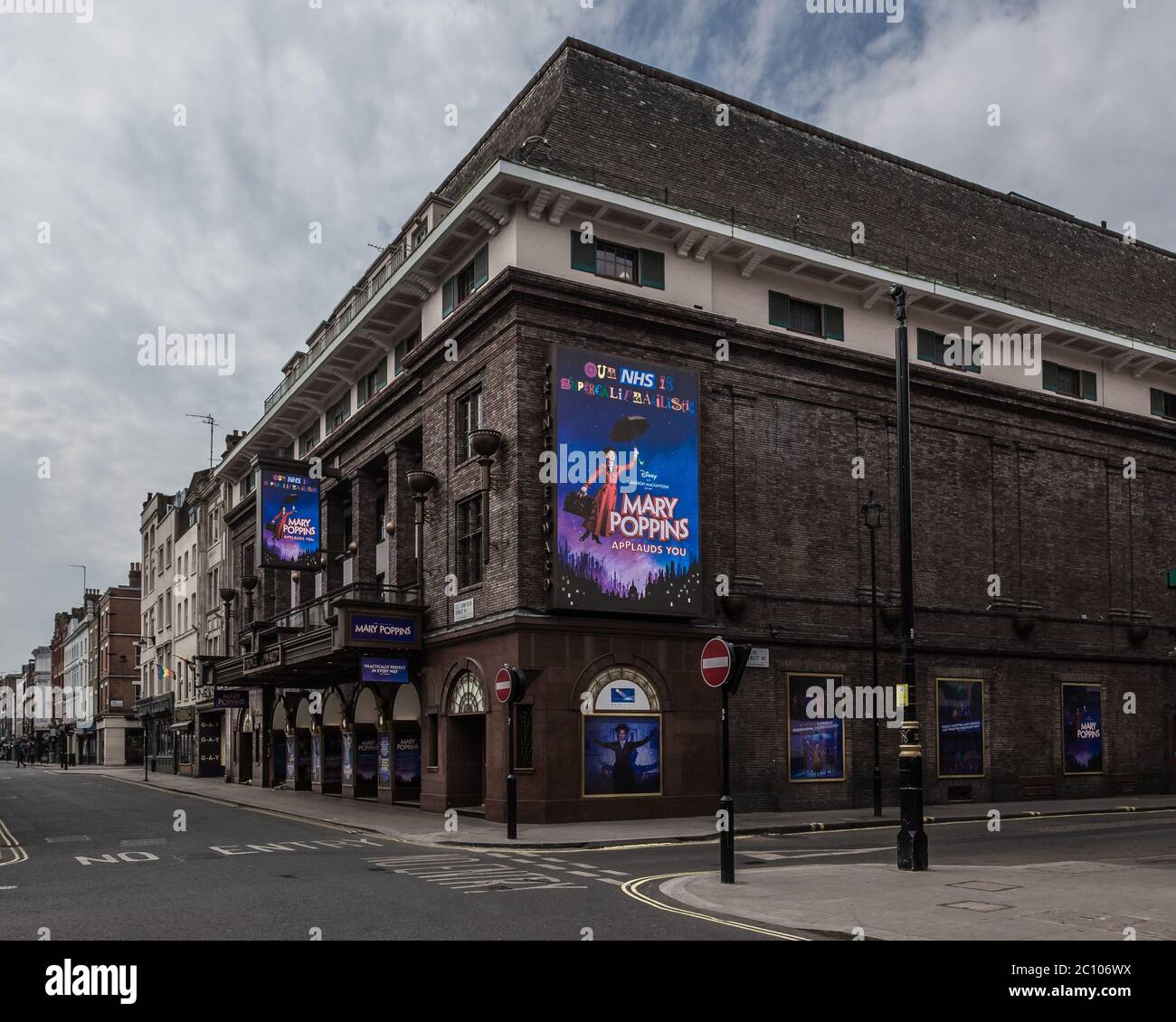 Supercalifragilisticespialidocious Mary Poppins abbandonata durante il covid-19 Londra lockdown. Foto Stock