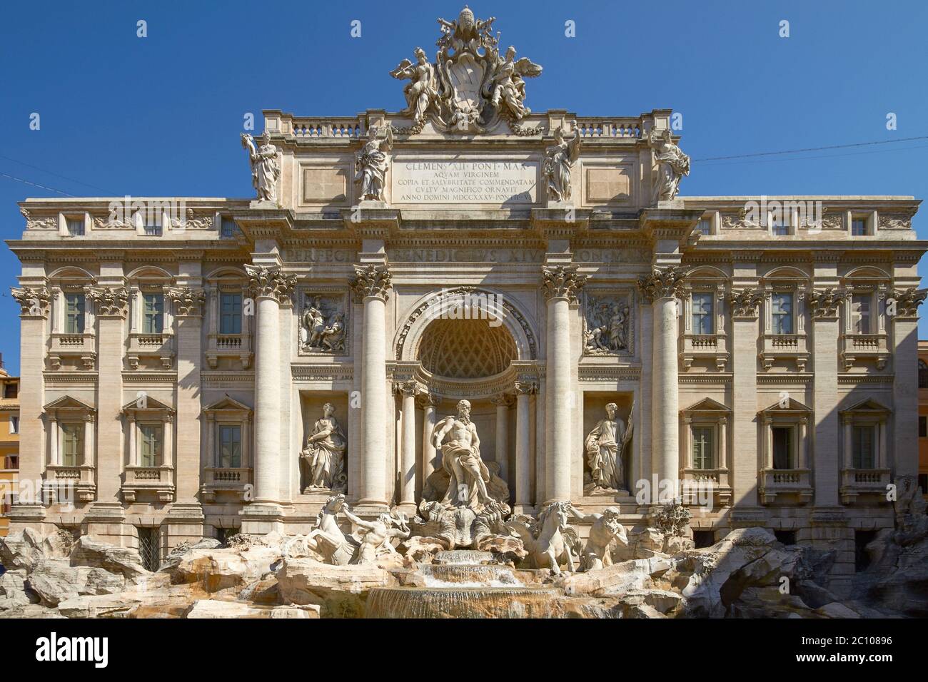 Ampio angolo di visione del celebre Fontana di Trevi a Roma Italia Foto Stock