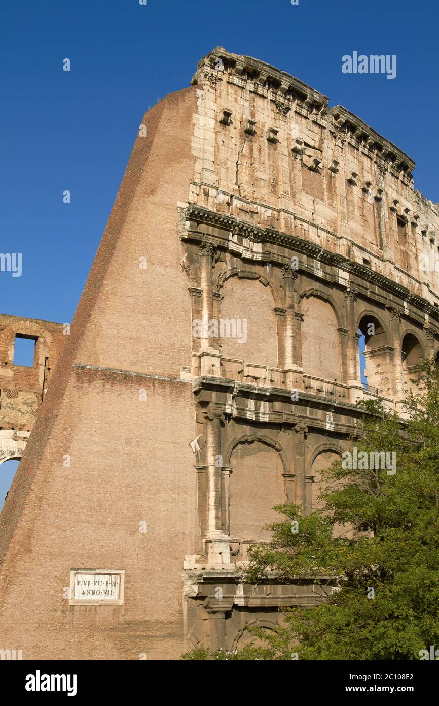 Vista esterna del Colosseo di Roma in Italia Foto Stock