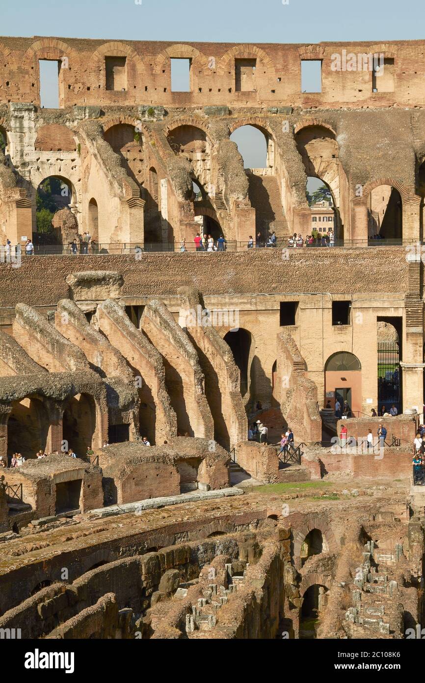 I turisti che visitano il Colosseo o il Colosseo a Roma Italia Foto Stock
