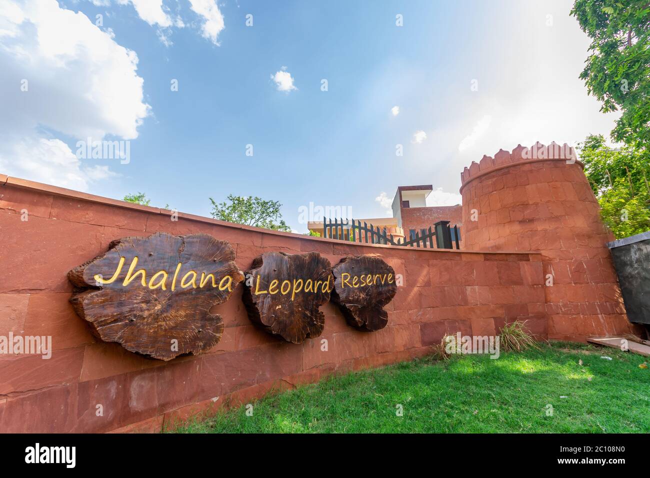 jaipur , rajasthan / india - 9 giugno 2020 : cartello di tessitura in legno scritto con jhalana leopardo riserva fuori jhalana foresta riserva o parco nazionale Foto Stock