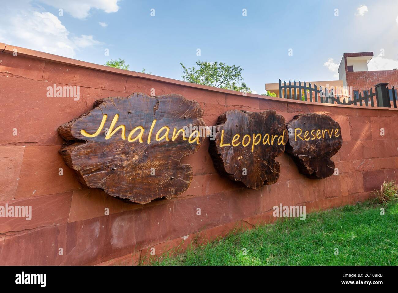 jaipur , rajasthan / india - 9 giugno 2020 : cartello di tessitura in legno scritto con jhalana leopardo riserva fuori jhalana foresta riserva o parco nazionale Foto Stock