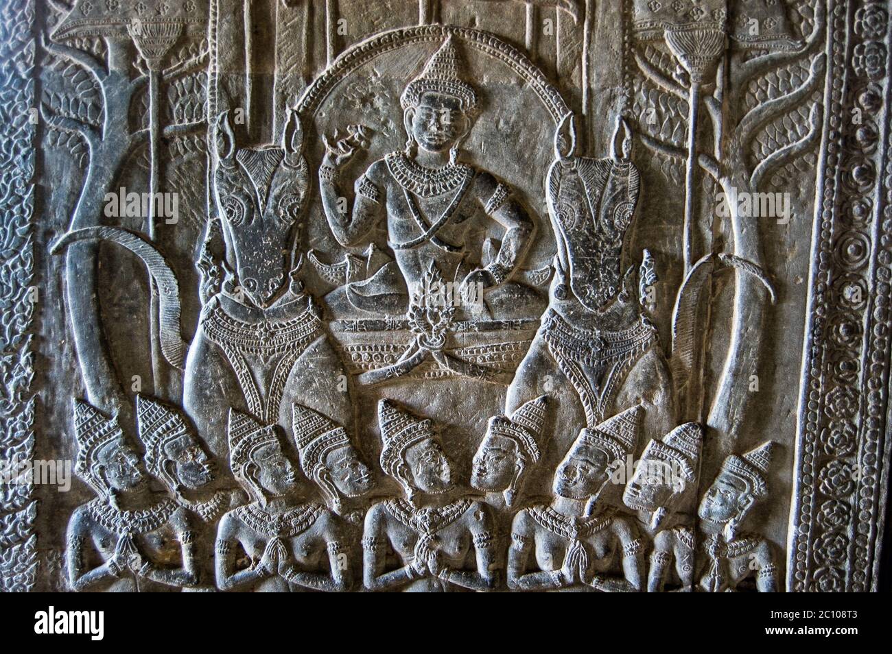 Antica scultura in bassorilievo Khmer che mostra il dio indù Vishnu che cavalcava su un carro trainato da un paio di cavalli. Tempio di Angkor Wat, Siem Reap, Cambogia. Foto Stock