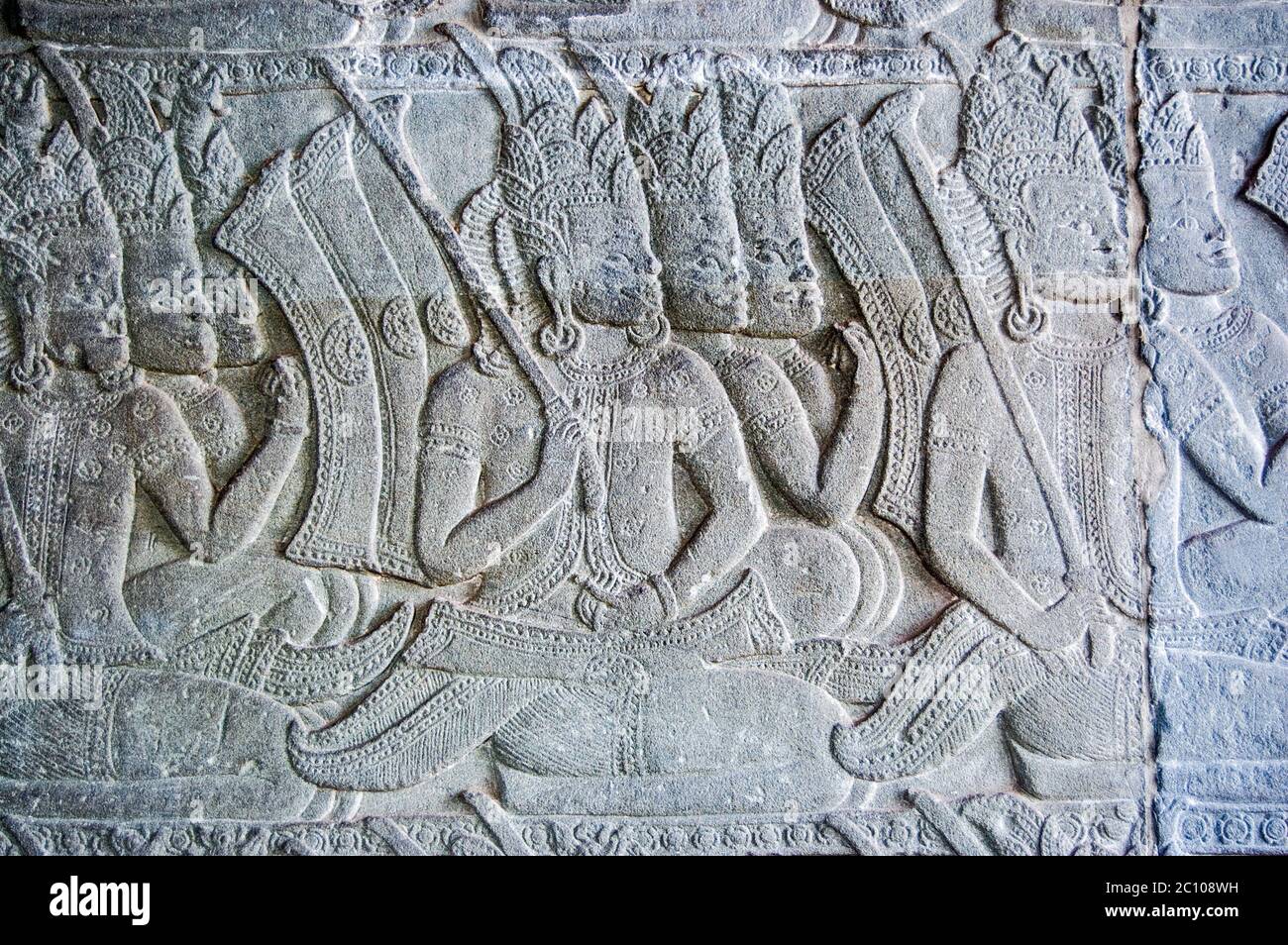Inginocchiati soldati demi-dio nell'epica Ramayana Hindu. Rilievo Bas scultura al tempio di Angkor Wat, Siem Reap, Cambogia. Foto Stock