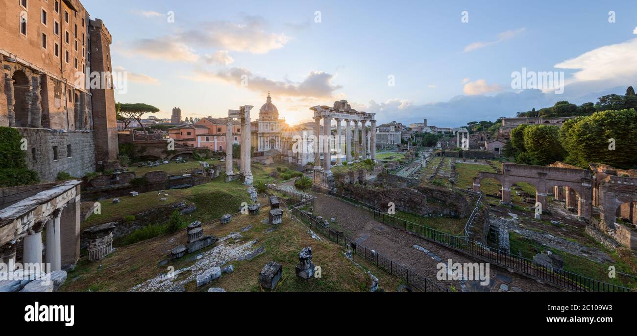 Paesaggio urbano del Foro Romano antiche rovine con l'Arco di Severo, tempio di Saturno, tempio di Vesta, Basilica di Massenzio, Arco di Tito e Colos Foto Stock