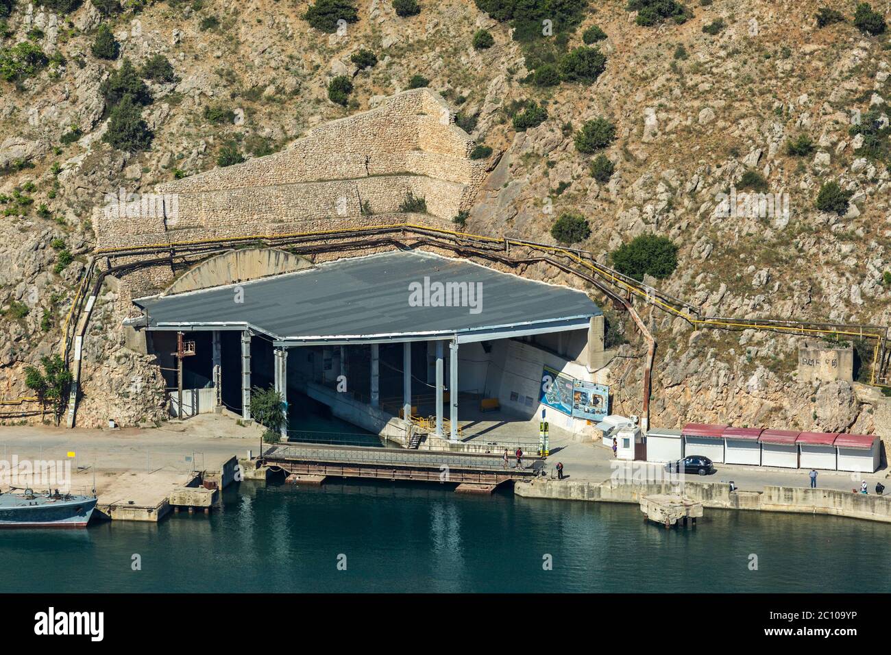 Ingresso alla ex Unione Sovietica sottomarino base navale nella baia di Balaklava. Ora il museo. Foto Stock