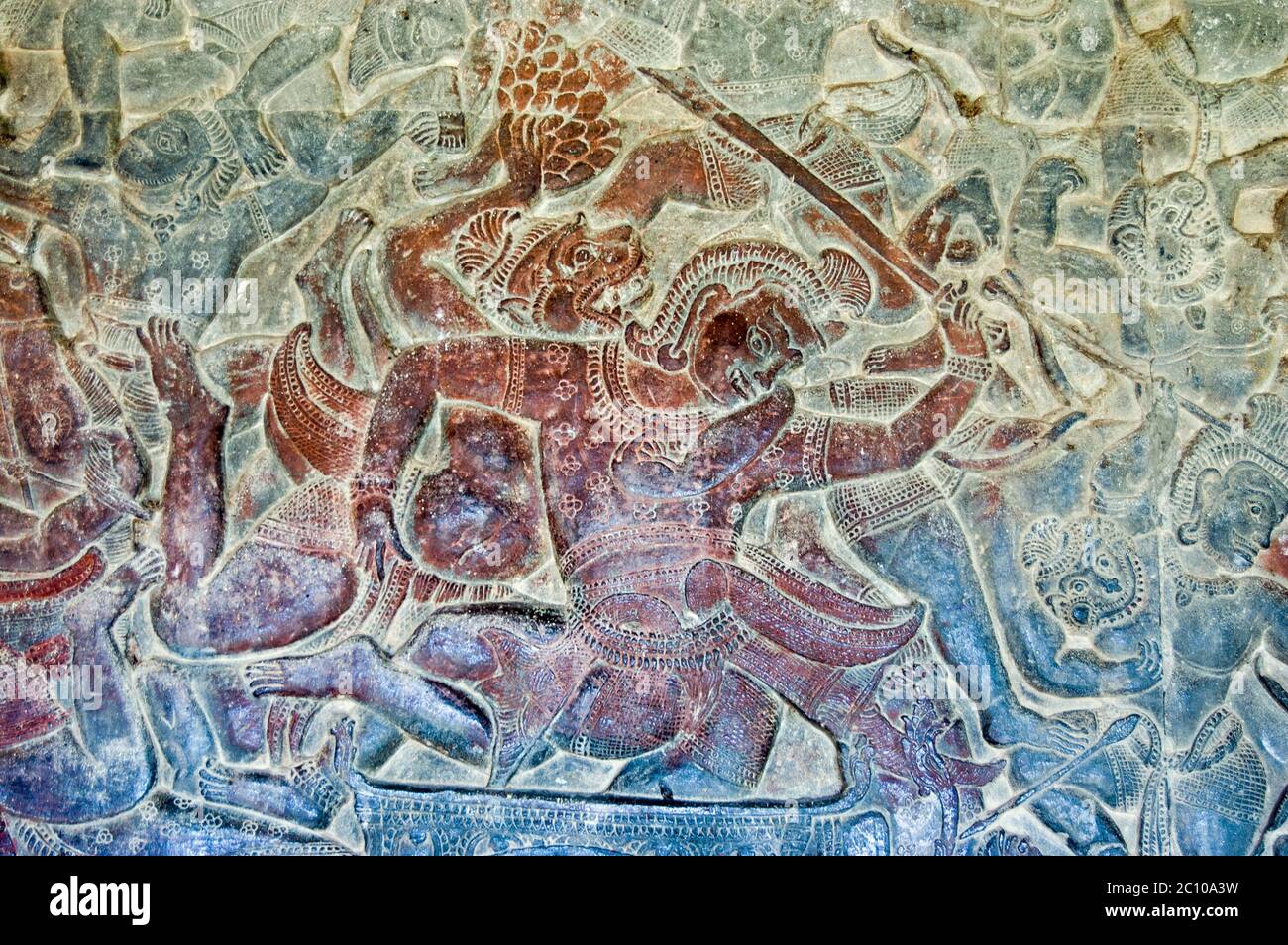 Bassorilievo che mostra una scena della battaglia di Lanka tra Rama e Ravana come descritto nell'epico Ramayana. Un soldato di scimmia sta combattendo contro un demone. W Foto Stock