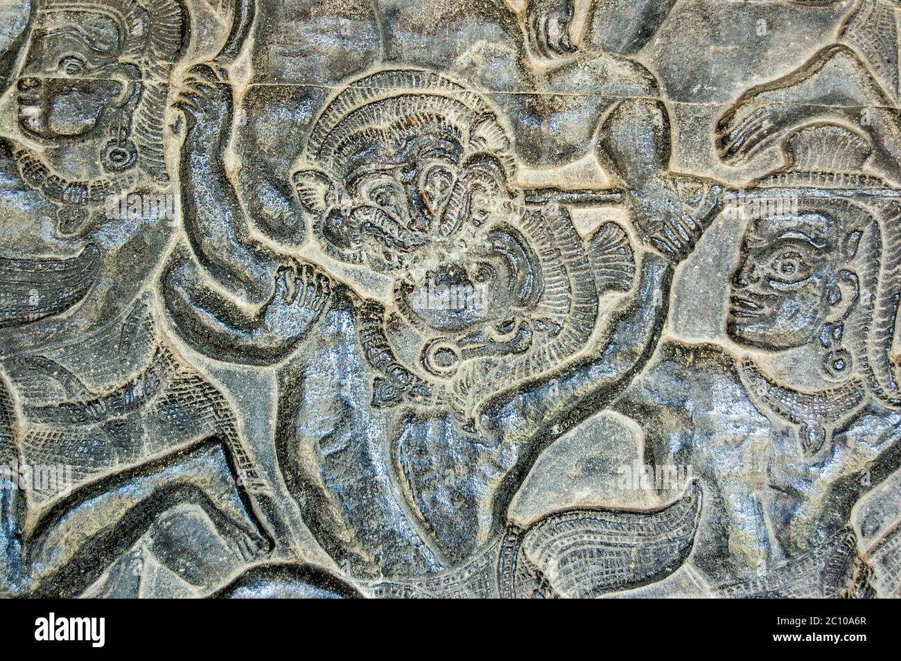 Antico fregio di bassorilievo Khmer che mostra un soldato di scimmia dall'esercito del dio indù Hanuman che attacca un nemico. Rappresentazione della Battaglia di Lanka o Foto Stock