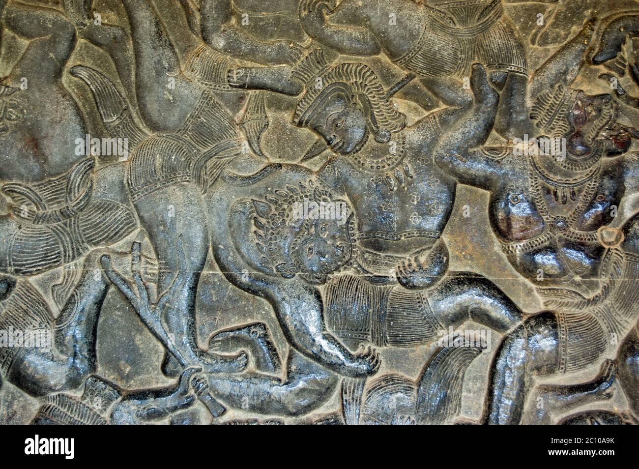 Antica scultura in bassorilievo Khmer che mostra un soldato di scimmia nell'esercito di Hanuman che muta un demone nella battaglia di Lanka, come raccontato nel Ramayana. Angk Foto Stock