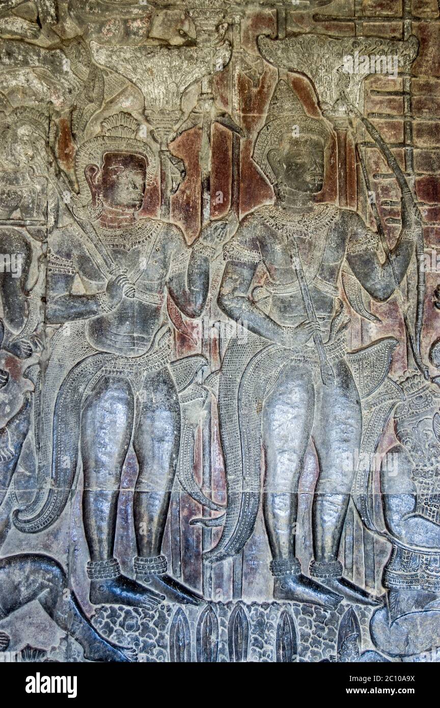 Antico fregio Khmer bassorilievo degli dei Indù Vishnu, portando un asso e Rama con il suo arco e la freccia. Muro del tempio di Angkor Wat, Siem Reap, Cambo Foto Stock