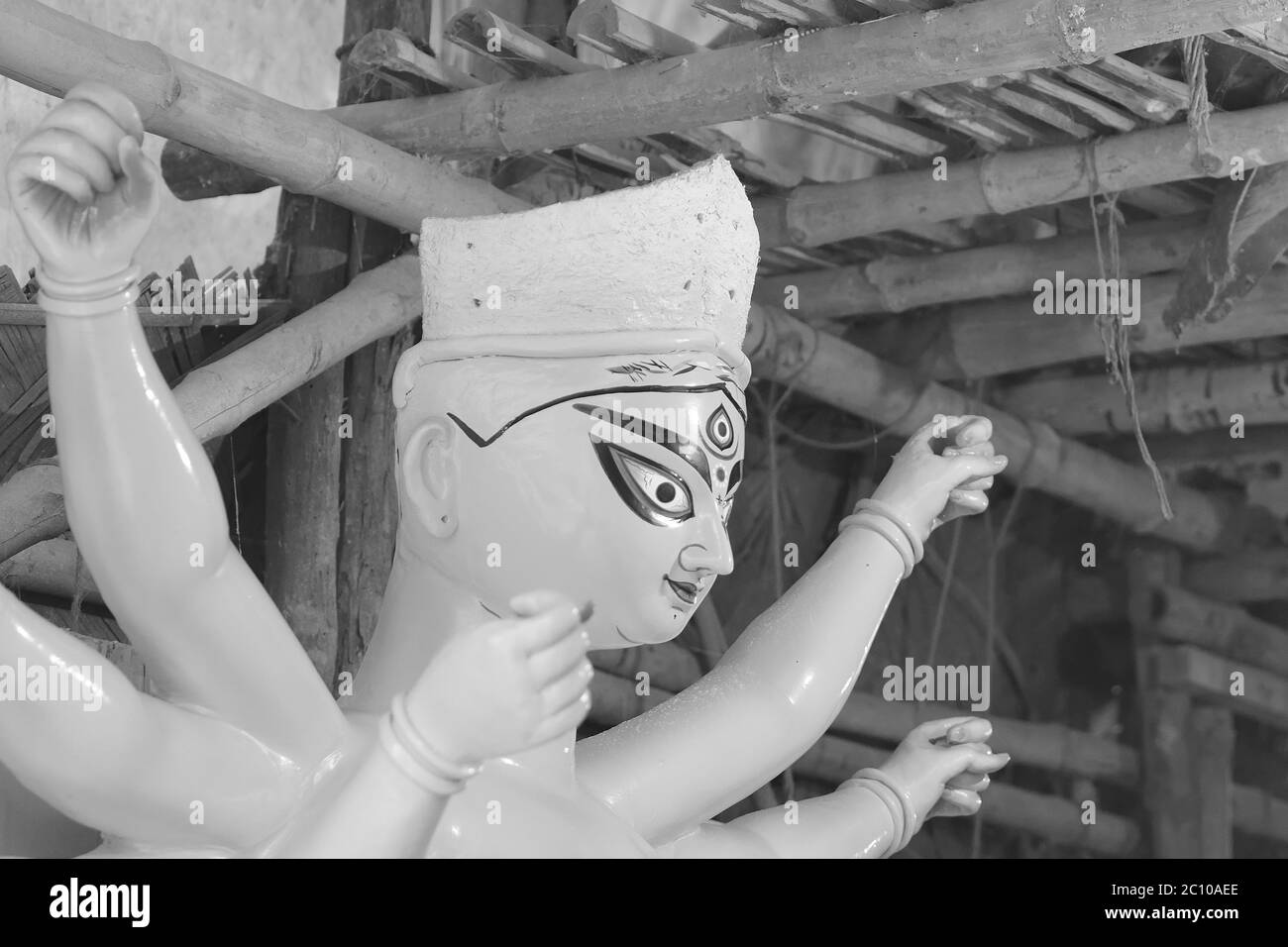 Idolo di dea Indù Durga durante il Bengala Durga Puja festival Foto Stock