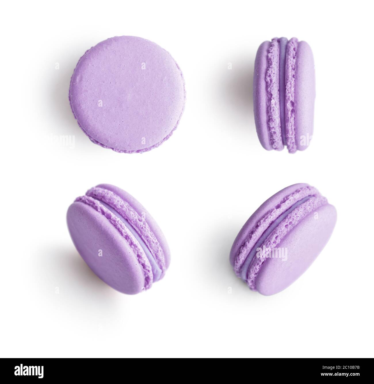 Set di macaroni francesi violetti isolati su sfondo bianco. Vista dall'alto. Foto Stock