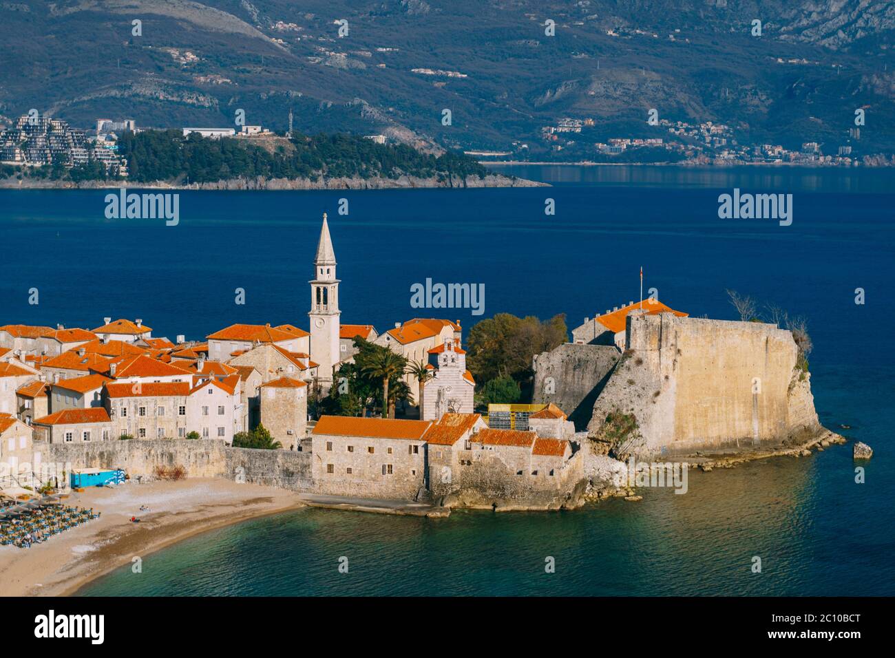 La città vecchia di Budva, il mare blu e le montagne. Foto Stock