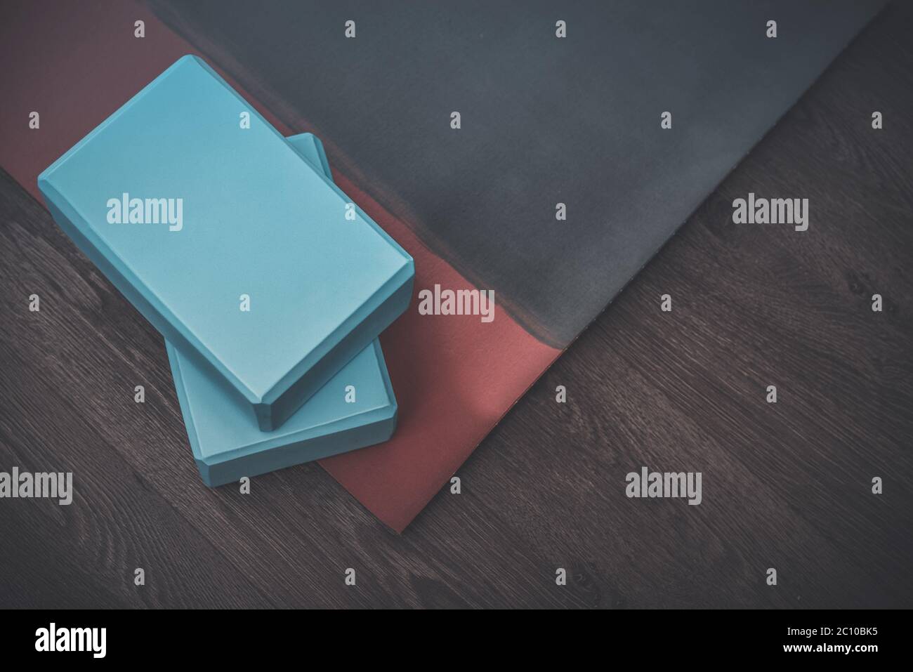 Tappetino yoga, bottiglia con acqua e mattoni yoga - accessori per la pratica di yoga domestico Foto Stock