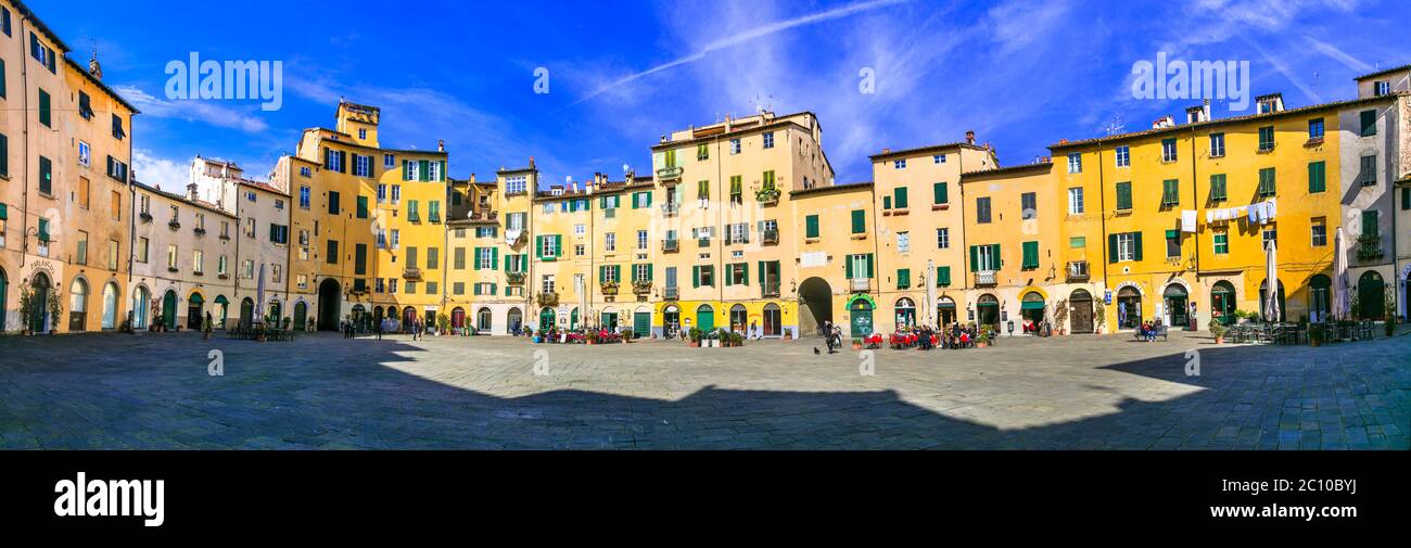 Toscana, Italia . Bella piazza colorata - Piazza dell'Anfiteatro nel centro storico di Lucca. Febbraio 2018 Foto Stock