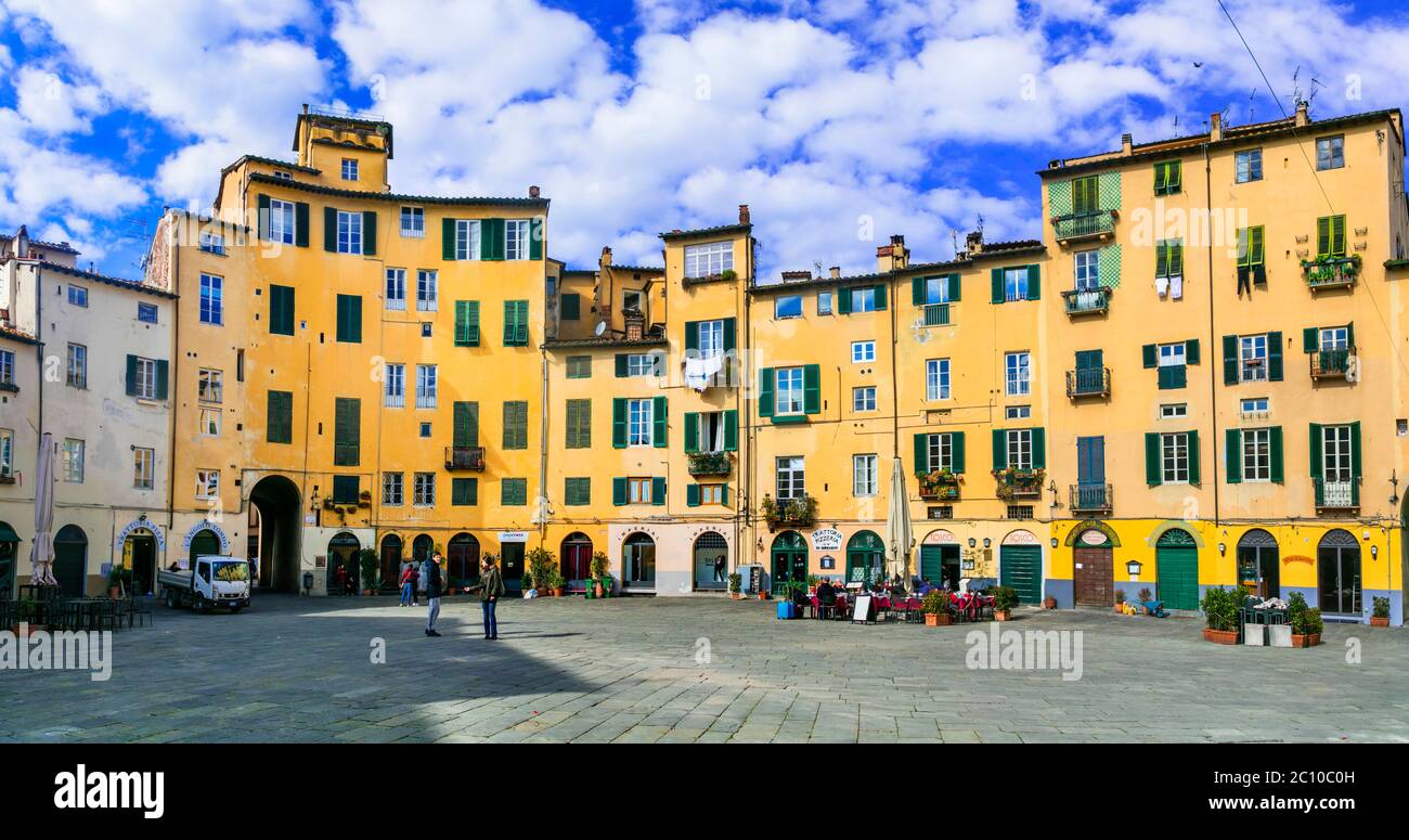 Toscana, Italia . Bella piazza colorata - Piazza dell'Anfiteatro nel centro storico di Lucca. Febbraio 2018 Foto Stock