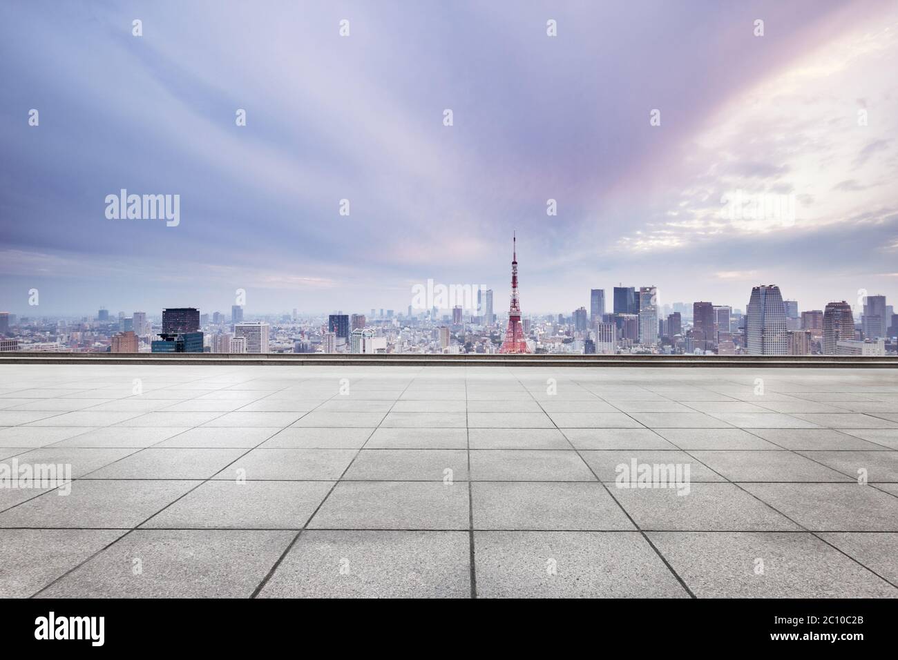 Empty street con il paesaggio e lo skyline di Tokyo nel romanticismo sky Foto Stock