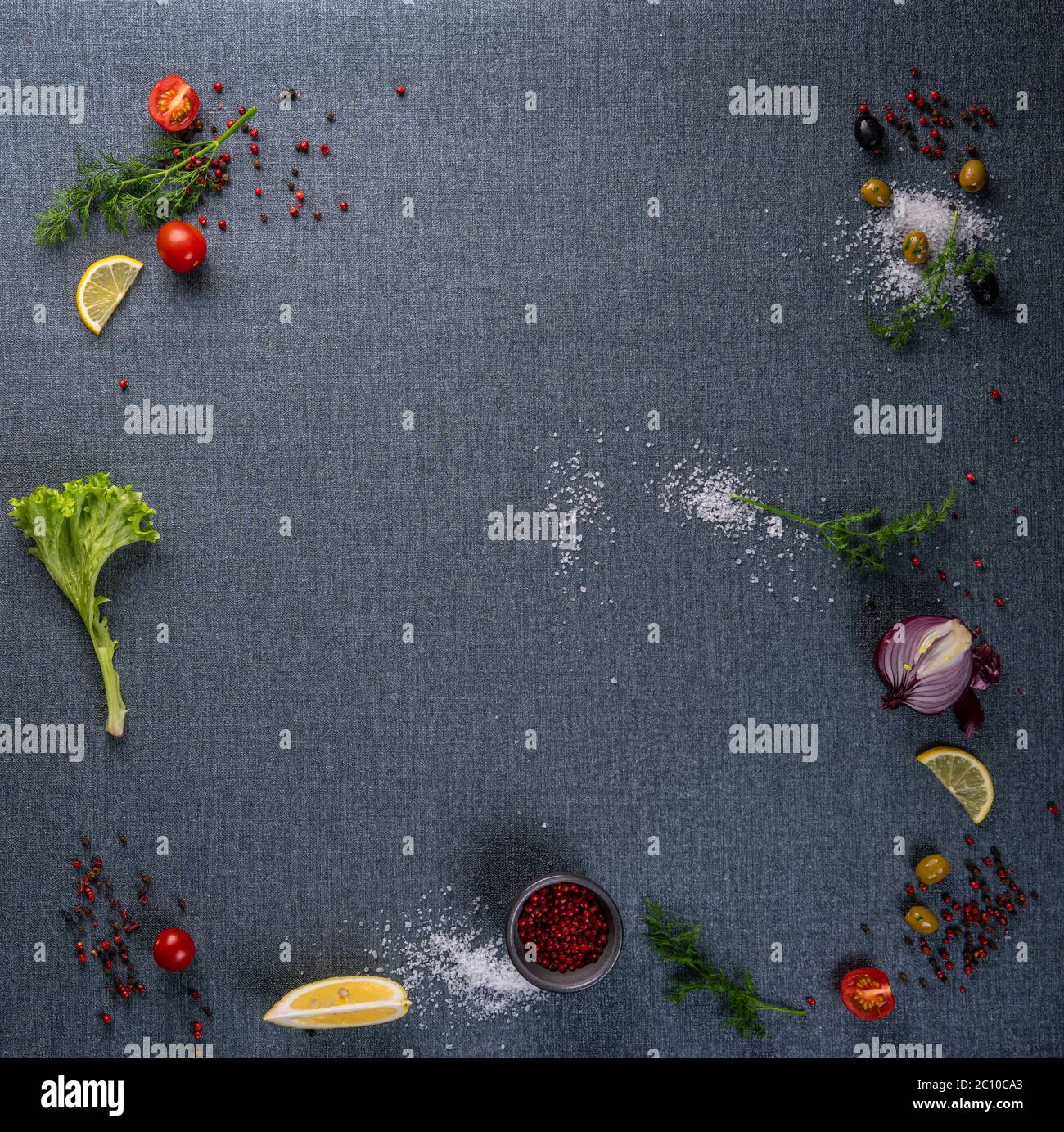 Selezione di spezie erbe e verdi. Ingredienti per cucinare. Cibo sfondo su tavolo nero ardesia. Foto Stock