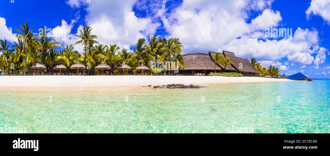 Meraviglioso paesaggio naturale idilliaco - spiaggia tropicale dell'isola di Mauritius, le Morne Foto Stock
