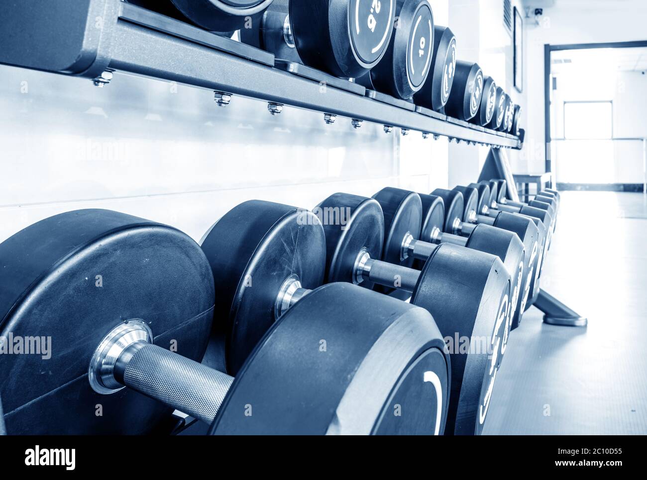 Le righe dei pesi nella palestra con altissimo contrasto e in bianco e nero del tono di colore Foto Stock