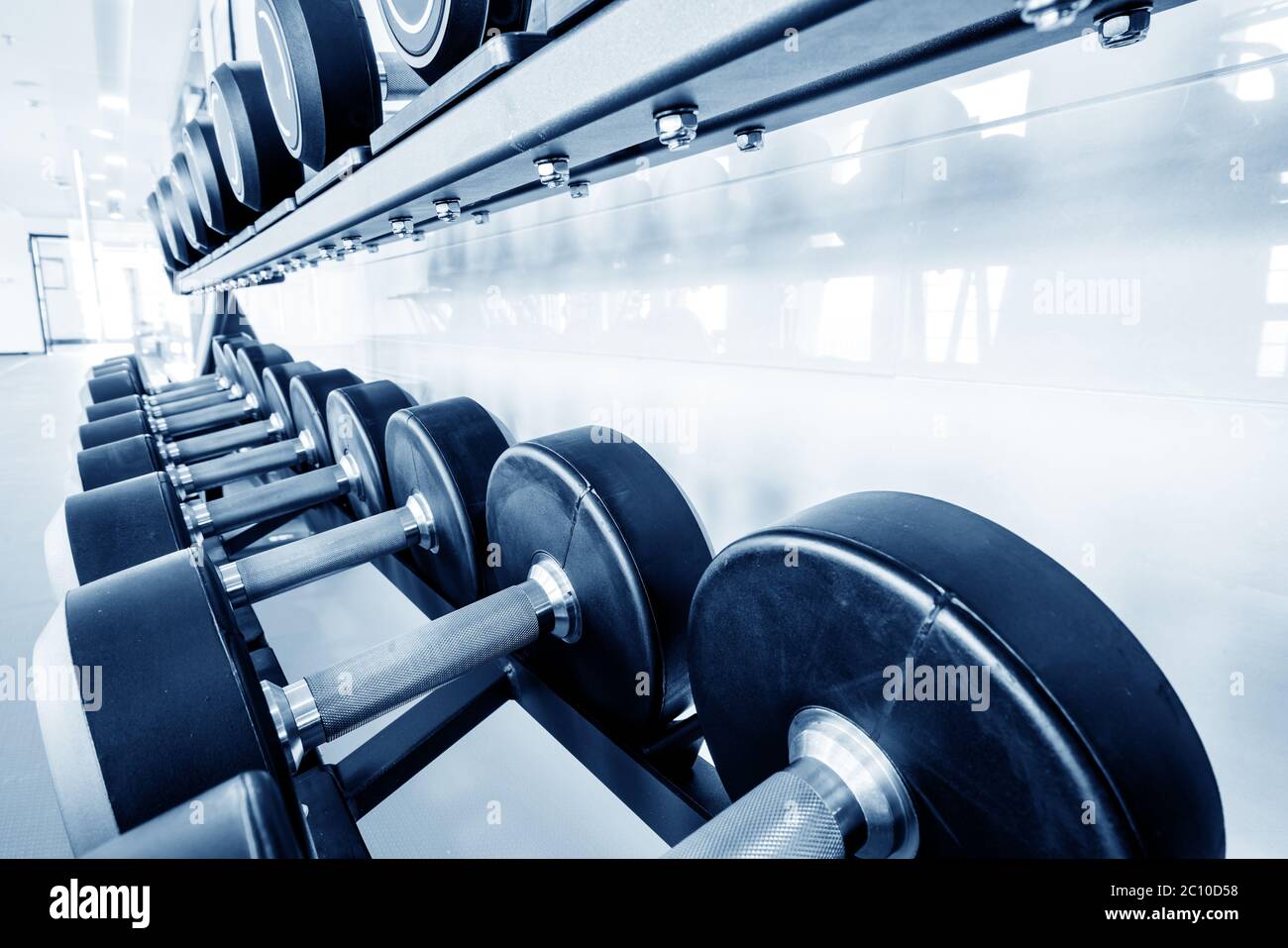 Le righe dei pesi nella palestra con altissimo contrasto e in bianco e nero del tono di colore Foto Stock