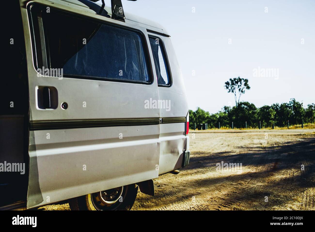 Retro di Campervan nell'Outback australiano Foto Stock