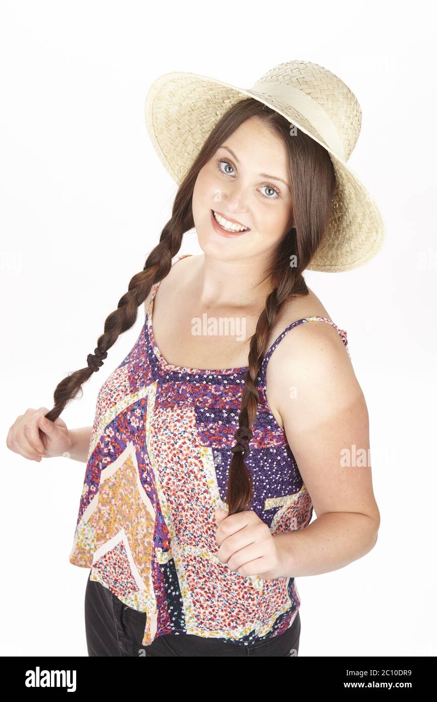 Giovane donna brunette con trecce gode l'estate Foto Stock