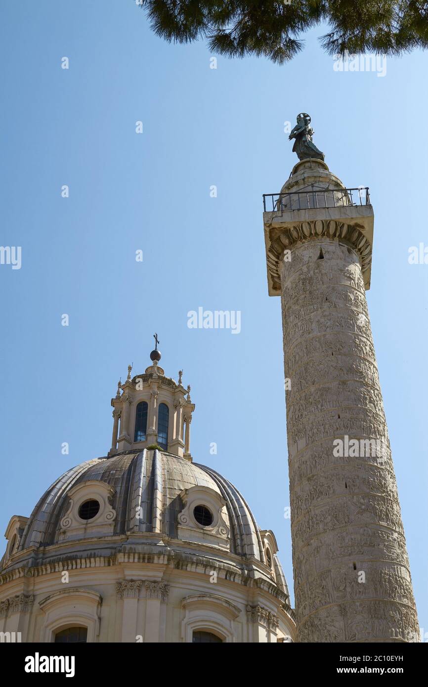 Il vecchio monumento e Colonna di Traiano in Fori Imperiali Roma Italia Foto Stock