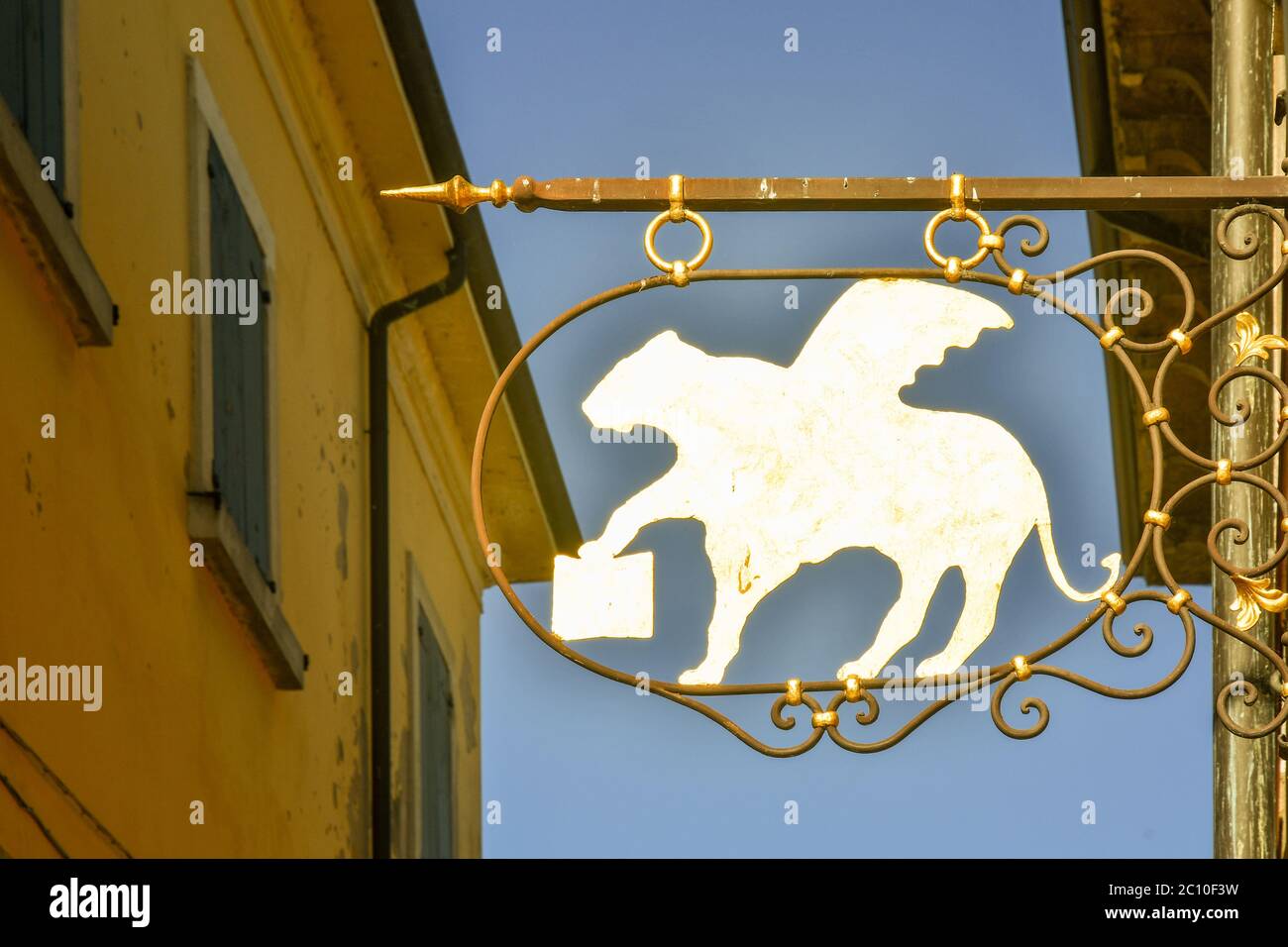 Primo piano di un cartello raffigurante il Leone alato di San Marco, simbolo di Venezia, all'esterno di un antico edificio, Lazise, Verona, Veneto, Italia Foto Stock