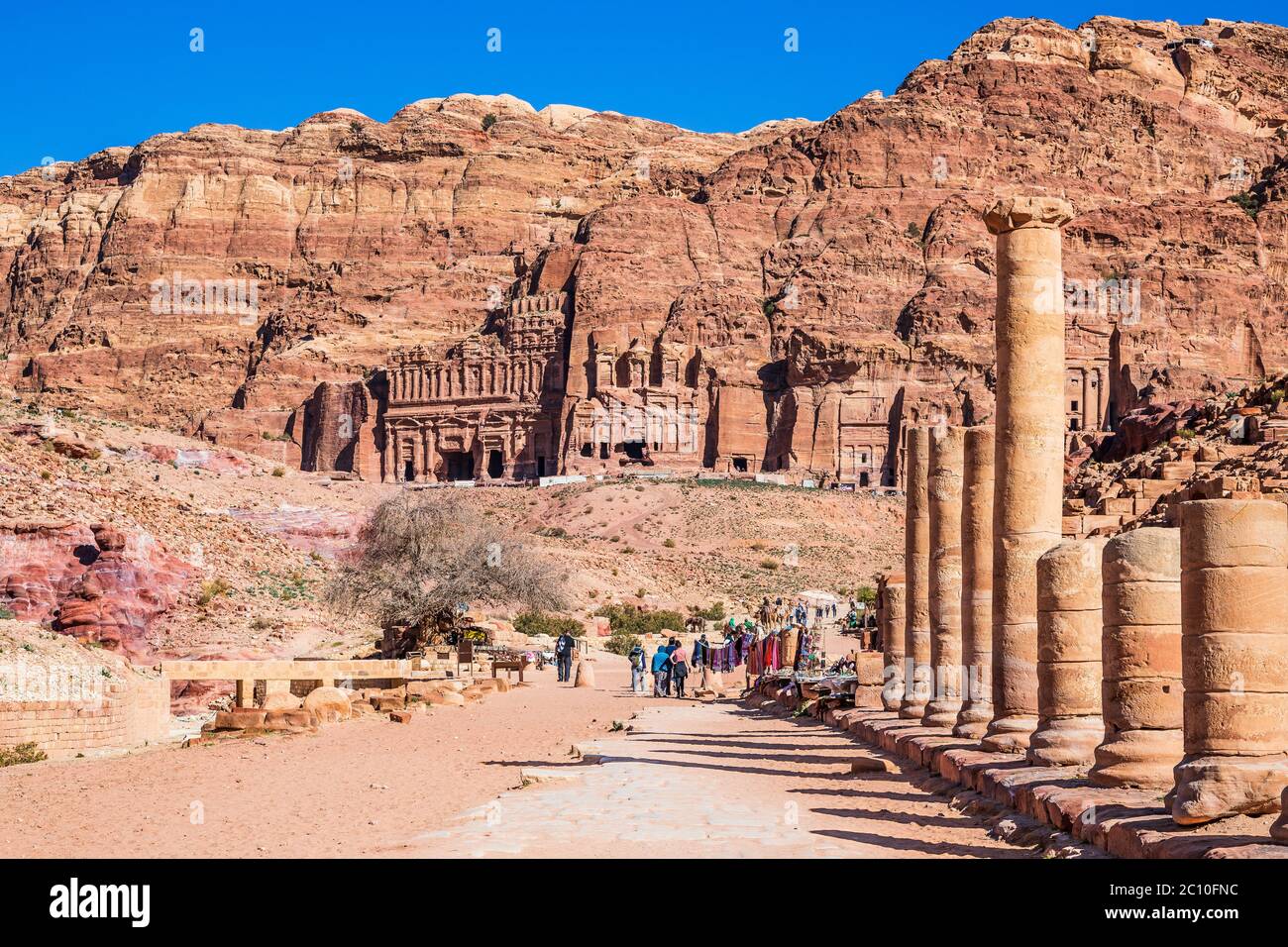 Petra, Giordania. Le Tombe reali e le colonne del Grande Tempio all'antica capitale del Regno Nabateo. Foto Stock