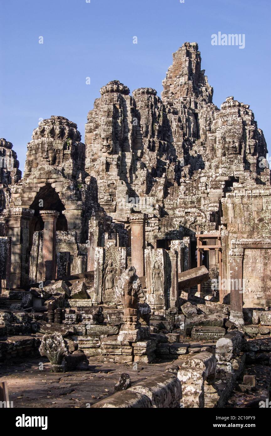 Tempio di Bayon, Angkor Thom, Siem Reap, Cambogia. Vista verticale dell'antico tempio Khmer famoso per i volti sereni scolpiti sulle sue torri. Foto Stock