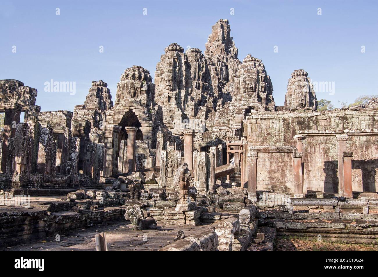 Vista orizzontale della magnifica rovina del Tempio di Bayon. Parte del complesso Angkor Thom a Siem Reap, Cambogia. Foto Stock