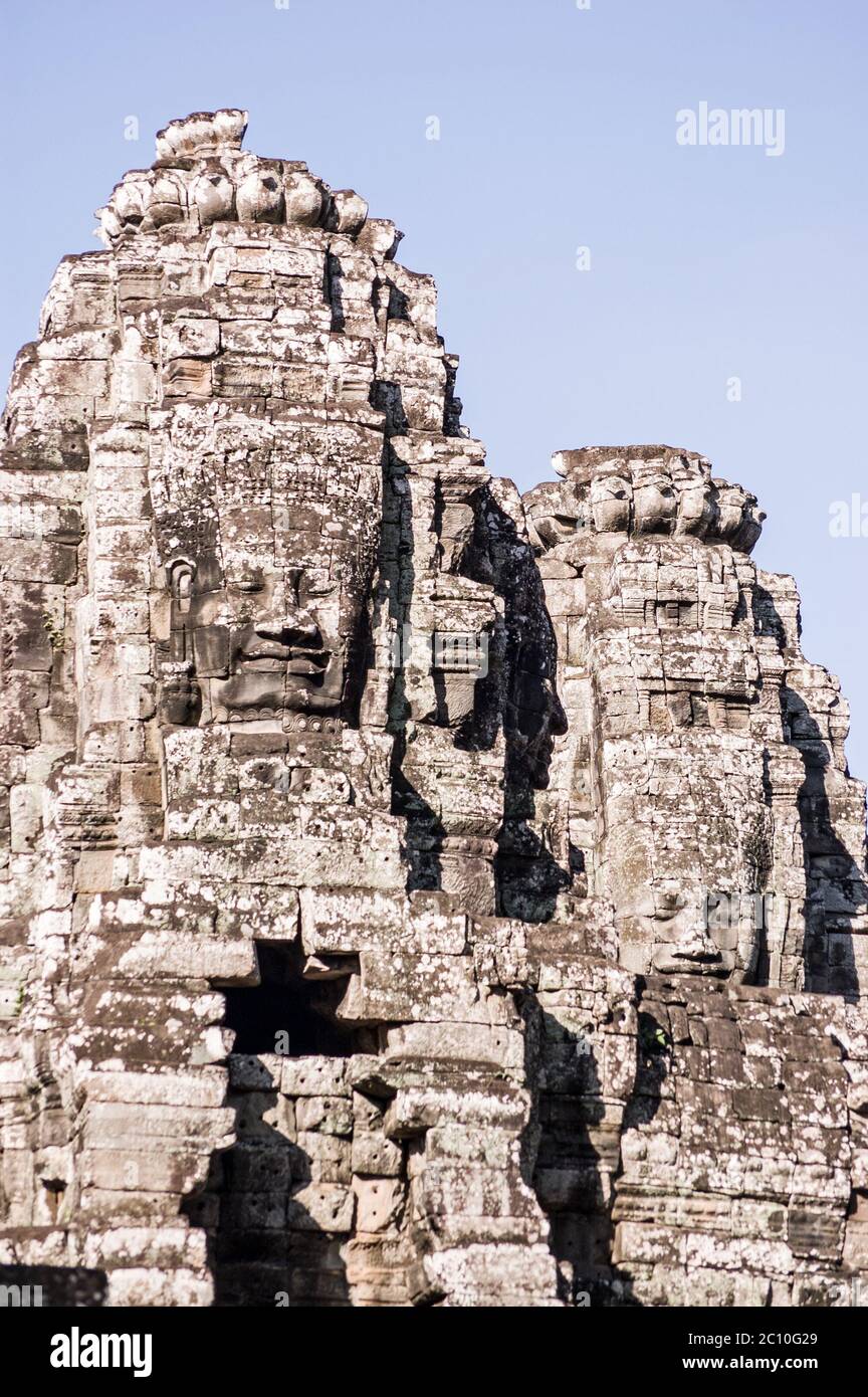 Due torri con facce buddhiste scolpite su di esse. Tempio di Bayon, Angkor Thom, Siem Reap, Cambogia Foto Stock