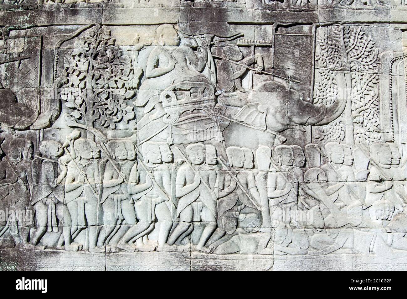 Antico rilievo Khmer bassorilievo di un comandante dell'esercito che cavalcava un elefante in battaglia. Parete esterna del Tempio di Bayon, Angkor Thom, Siem Reap, Cambogia. Foto Stock