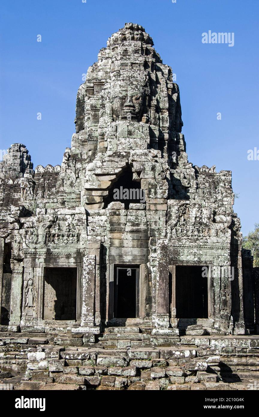 Parte del magnifico tempio di Bayon ad Angkor Thom, Cambogia. Dettaglio mostra una delle torri sormontata da una faccia scolpita. Foto Stock