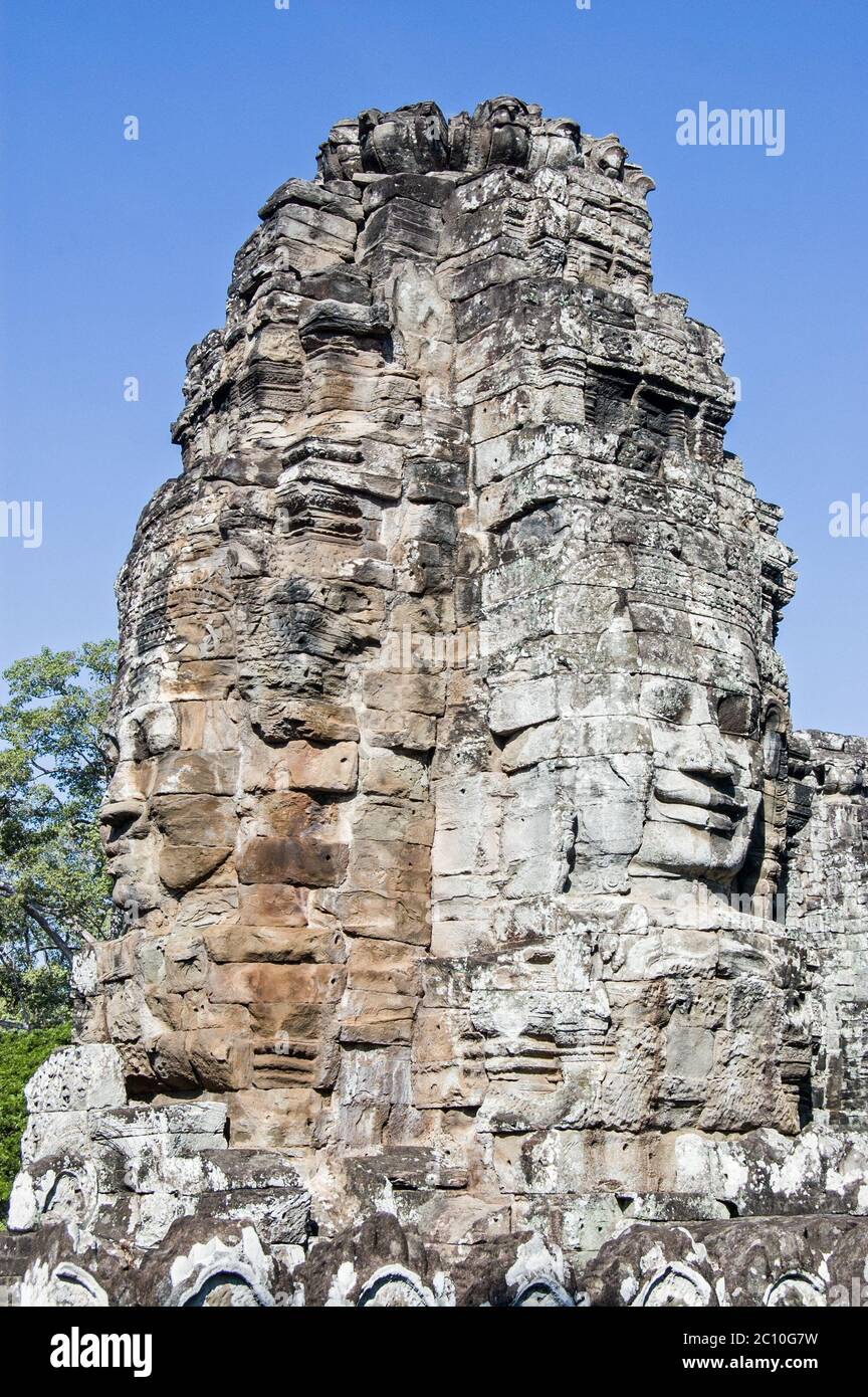 Facce serene scolpite sull'antico tempio Khmer di Bayon, Angkor Thom, Siem Reap, Cambogia. Foto Stock