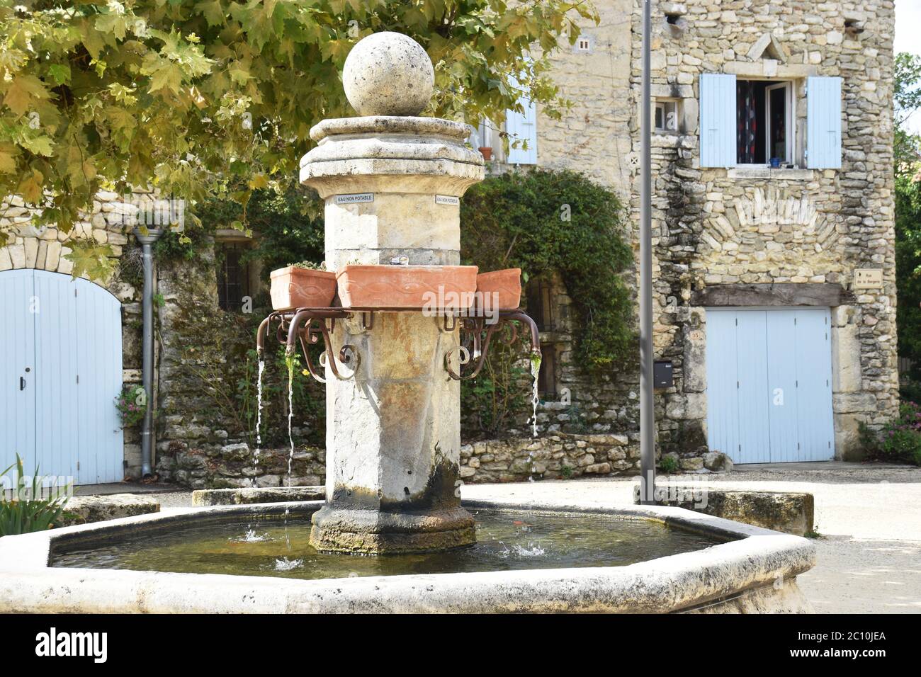 Fontana in villaggio, Chantemerle les Grignan, Drôme Provençale, Francia Foto Stock