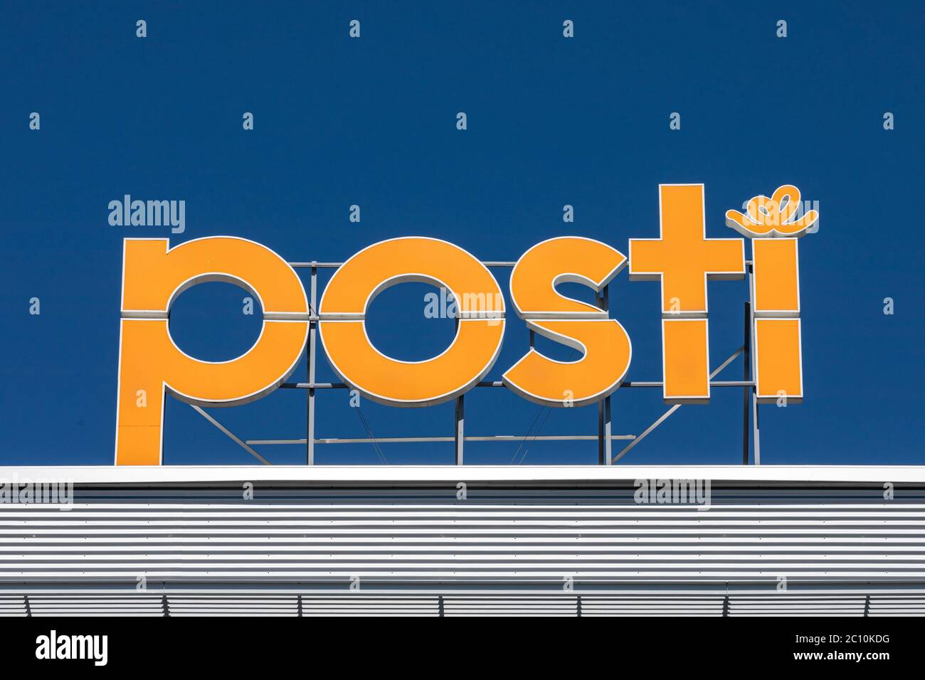 La sede centrale del gruppo posti illumina le lettere contro il cielo azzurro a Postintaival 7, Helsinki, Finlandia Foto Stock