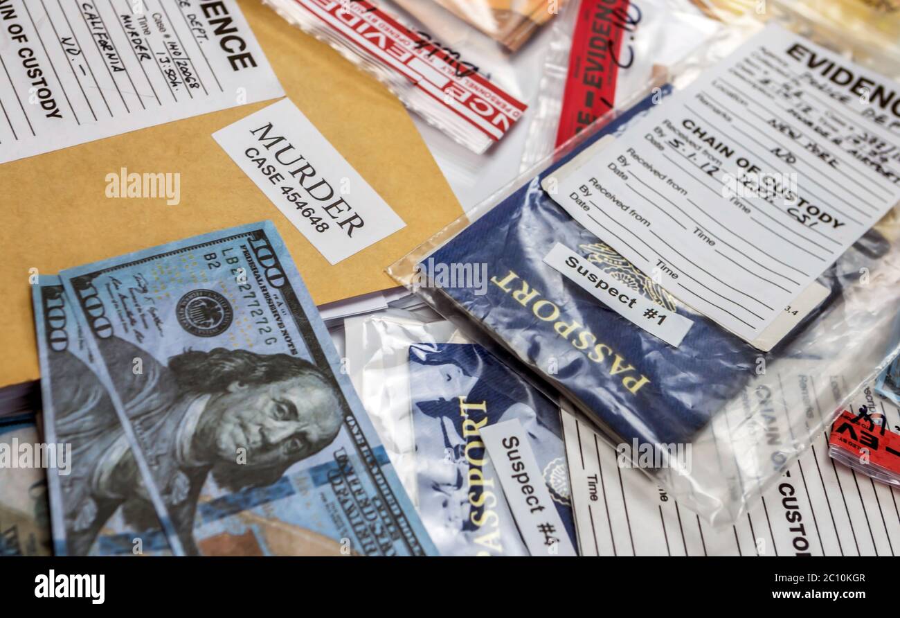 Passaporto americano di un sacchetto di prova in laboratorio di criminologia, immagine concettuale Foto Stock