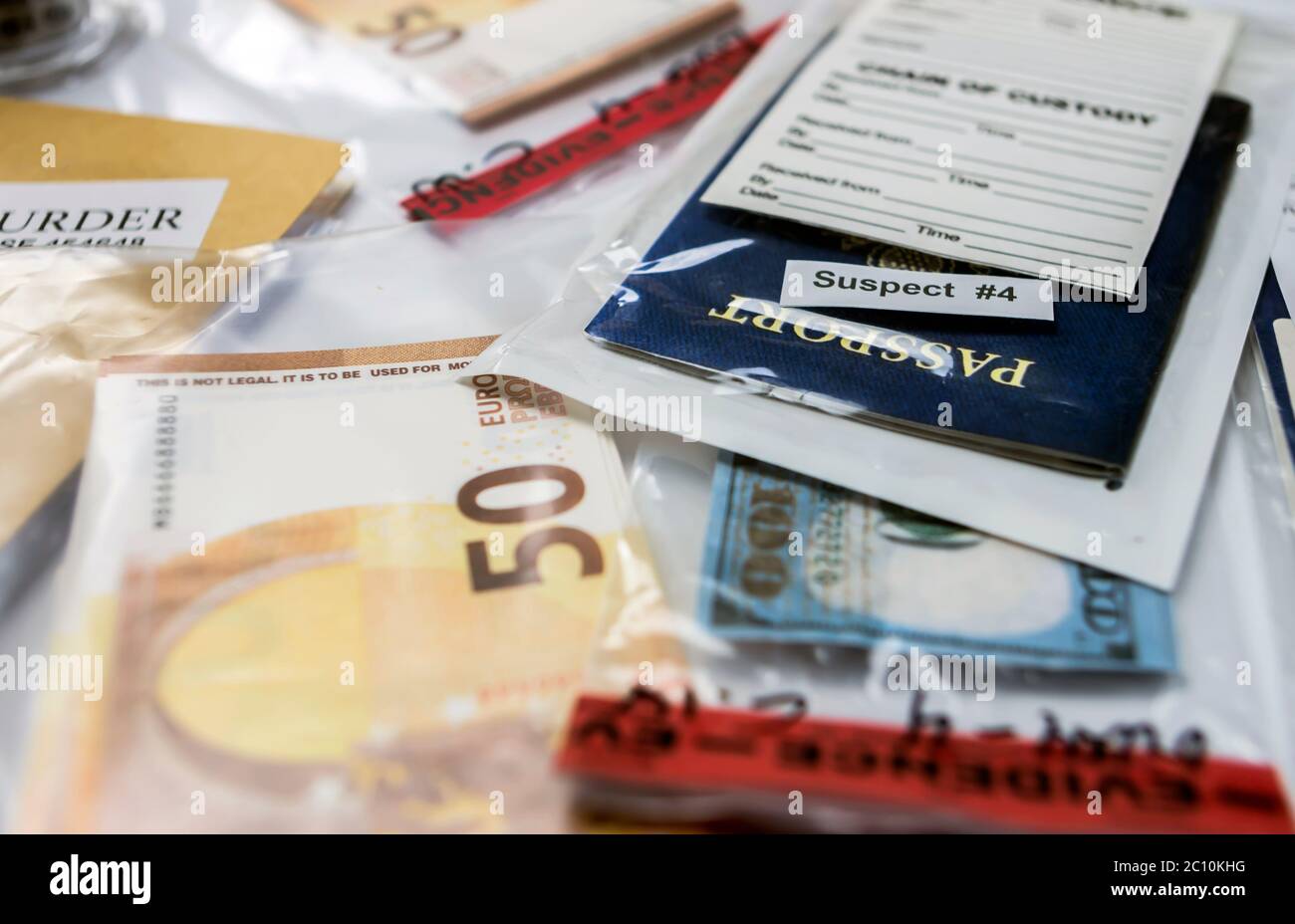 Passaporto americano di un sacchetto di prova in laboratorio di criminologia, immagine concettuale Foto Stock