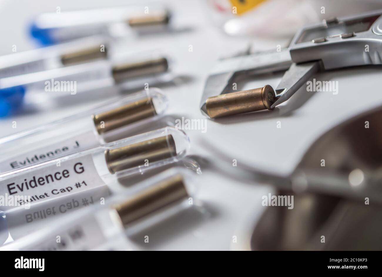 Esperto di misure di polizia bullet calibro in laboratorio balistico, immagine concettuale Foto Stock